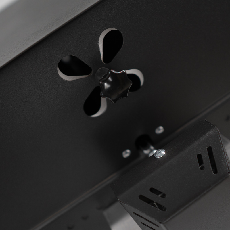 Barbekü üzerinde pişen iştah açıcı etler ve sebzeler