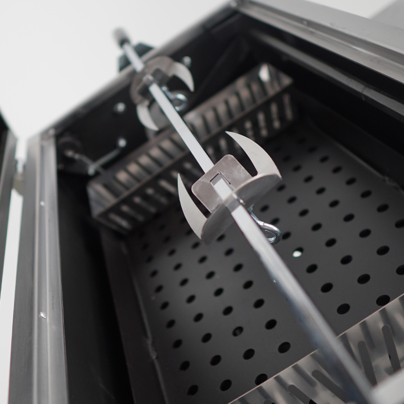 Piliç çevirme aparatında dönen tavuk